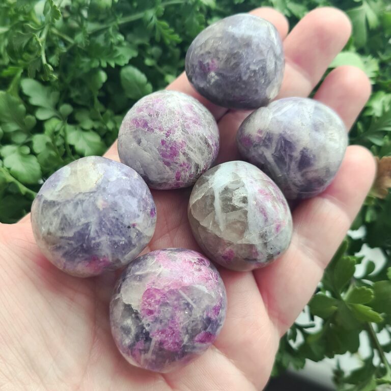 Lepidolit med rosa turmalin - cuddlestones